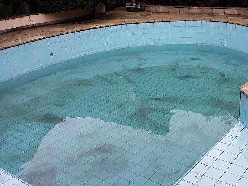 Piscina residencial desgastada antes da reforma feita pela VI Piscinas