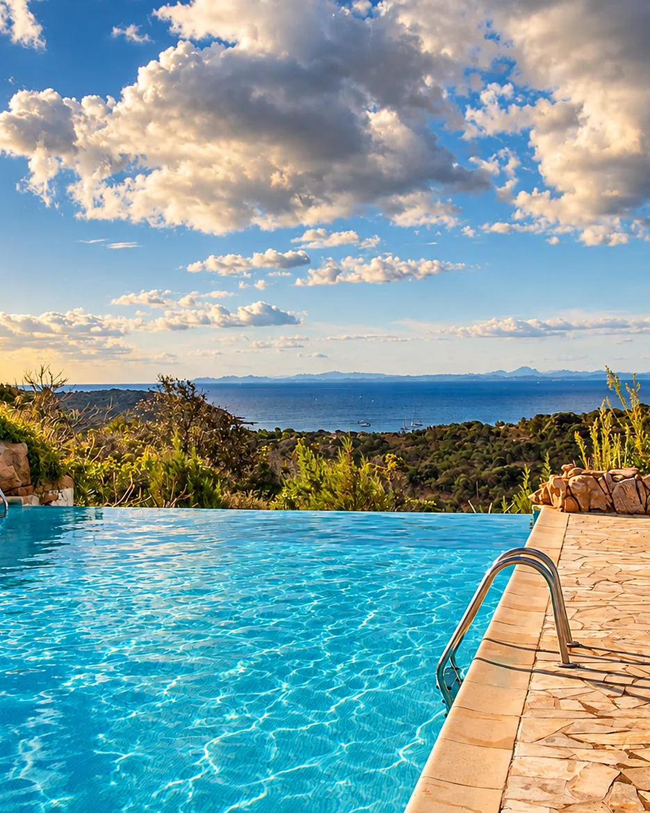 Piscina com borda infinita e vista para o mar, construída pela VI Piscinas