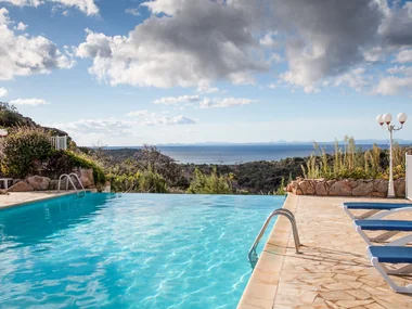 Piscina com borda infinita e vista para o mar, construída pela VI Piscinas