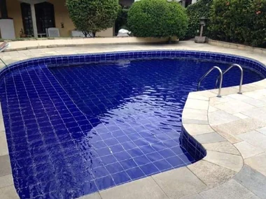 Piscina residencial revestida em pastilha azul — VI Piscinas