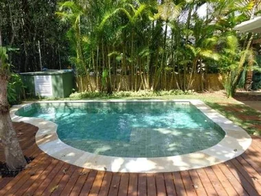 Piscina com deck de madeira na Praia da Baleia, São Sebastião — VI Piscinas