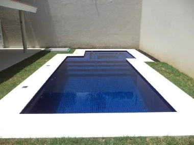 Piscina retangular em pastilha azul no Morumbi, São Paulo — VI Piscinas