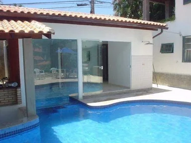 Piscina residencial integrada à área de lazer — VI Piscinas