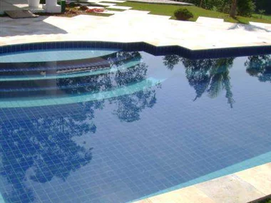Piscina com prainha e escada em degraus — VI Piscinas