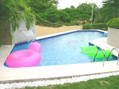 Piscina residencial em quintal de casa — VI Piscinas