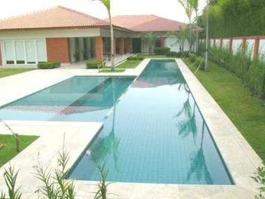 Piscina residencial alongada ao lado da casa — VI Piscinas