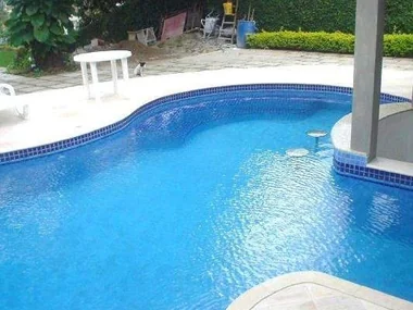 Piscina residencial com área de convivência — VI Piscinas