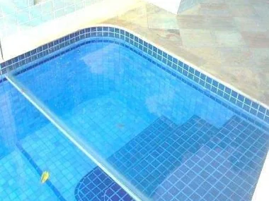 Piscina residencial retangular em pastilha — VI Piscinas