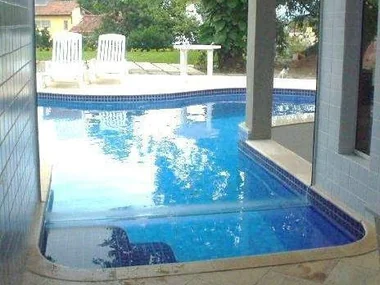 Piscina residencial junto a área coberta — VI Piscinas