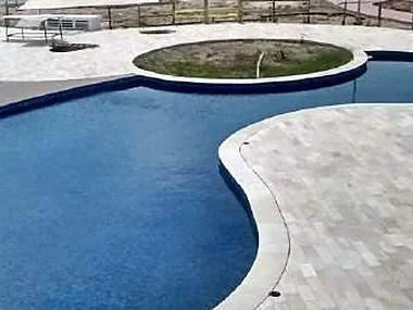 Piscina com prainha arredondada — VI Piscinas