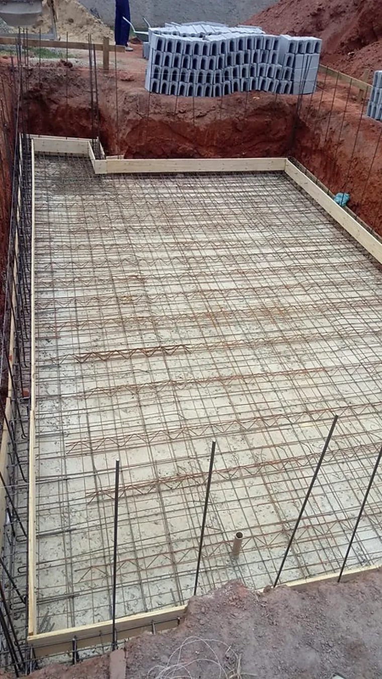 Armação e estrutura de piscina em obra pelo sistema pré-moldado da VI Piscinas