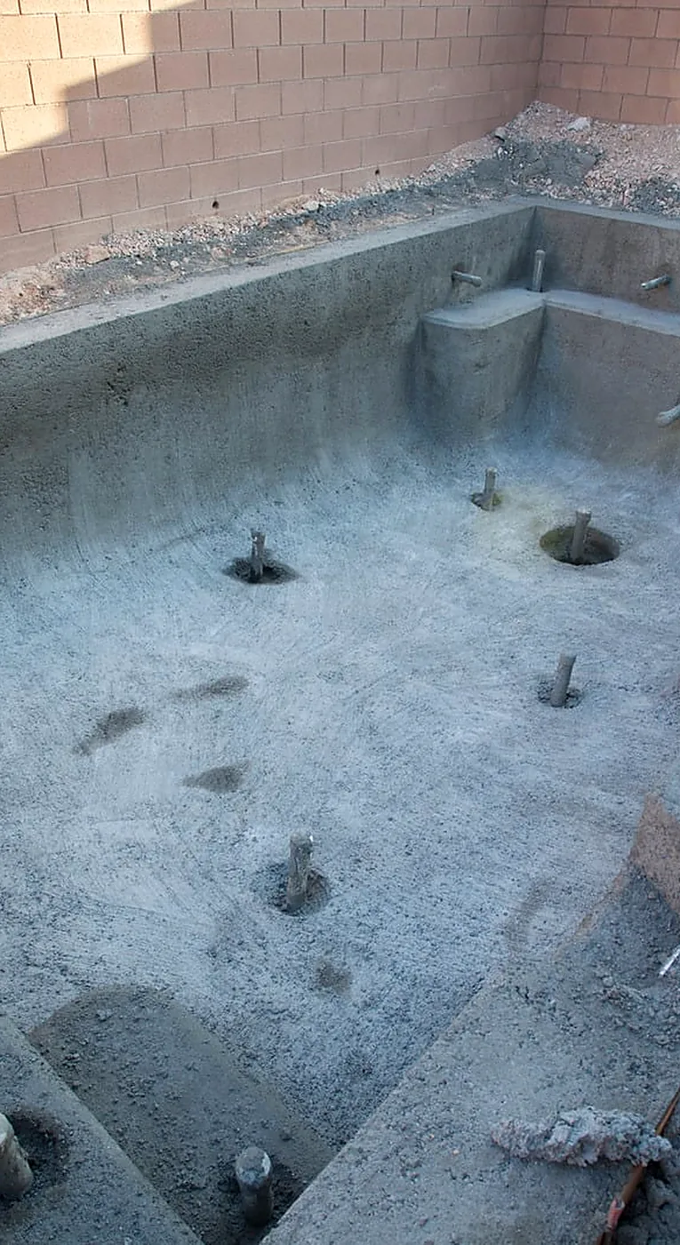 Estrutura de piscina em construção pelo sistema pré-moldado da VI Piscinas